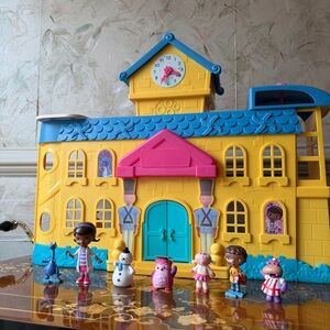 Disney Junior Doc McStuffins Toy Hospital Playset w/ 7 Figures